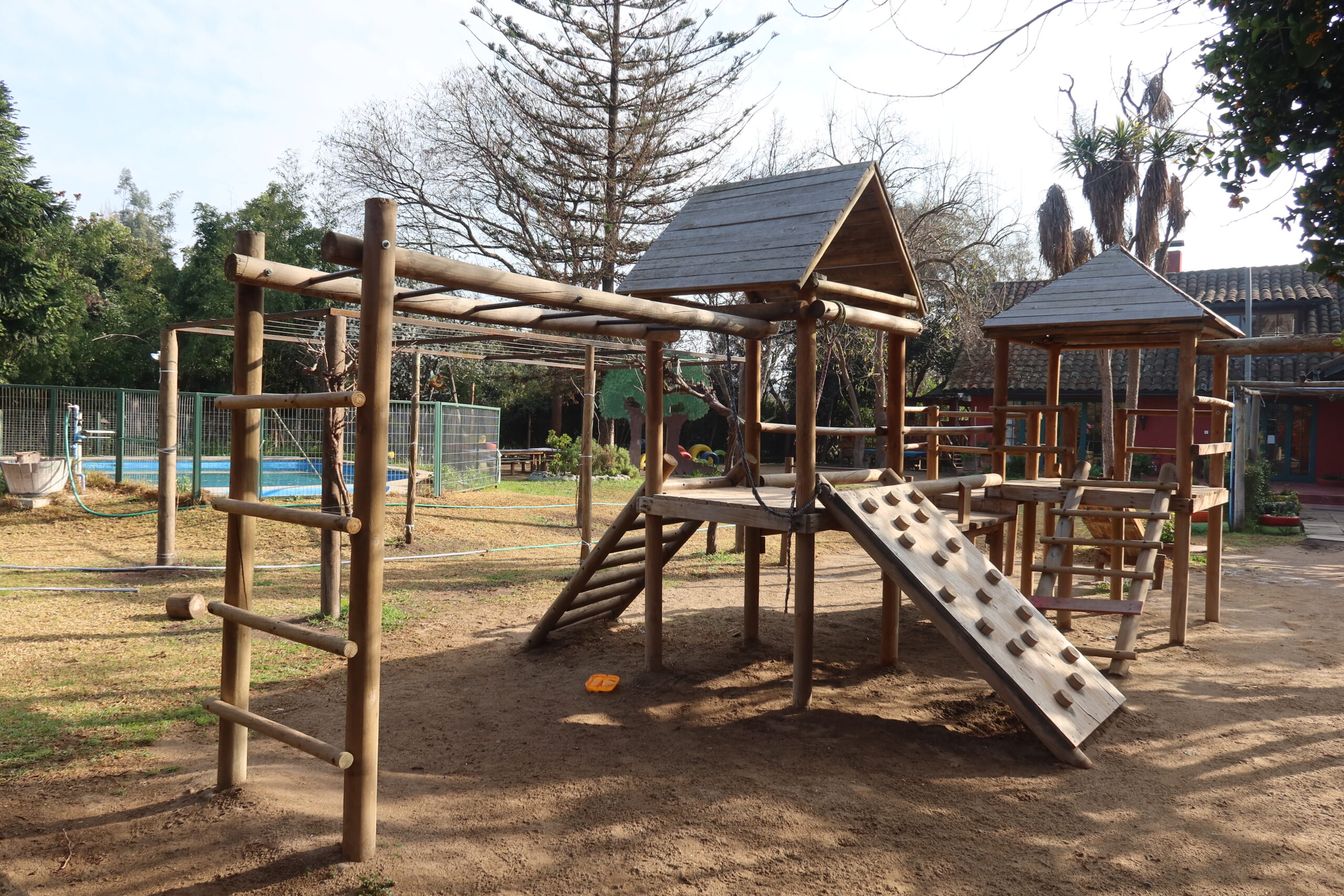 Juegos de madera en las áreas exteriores de Schulhaus