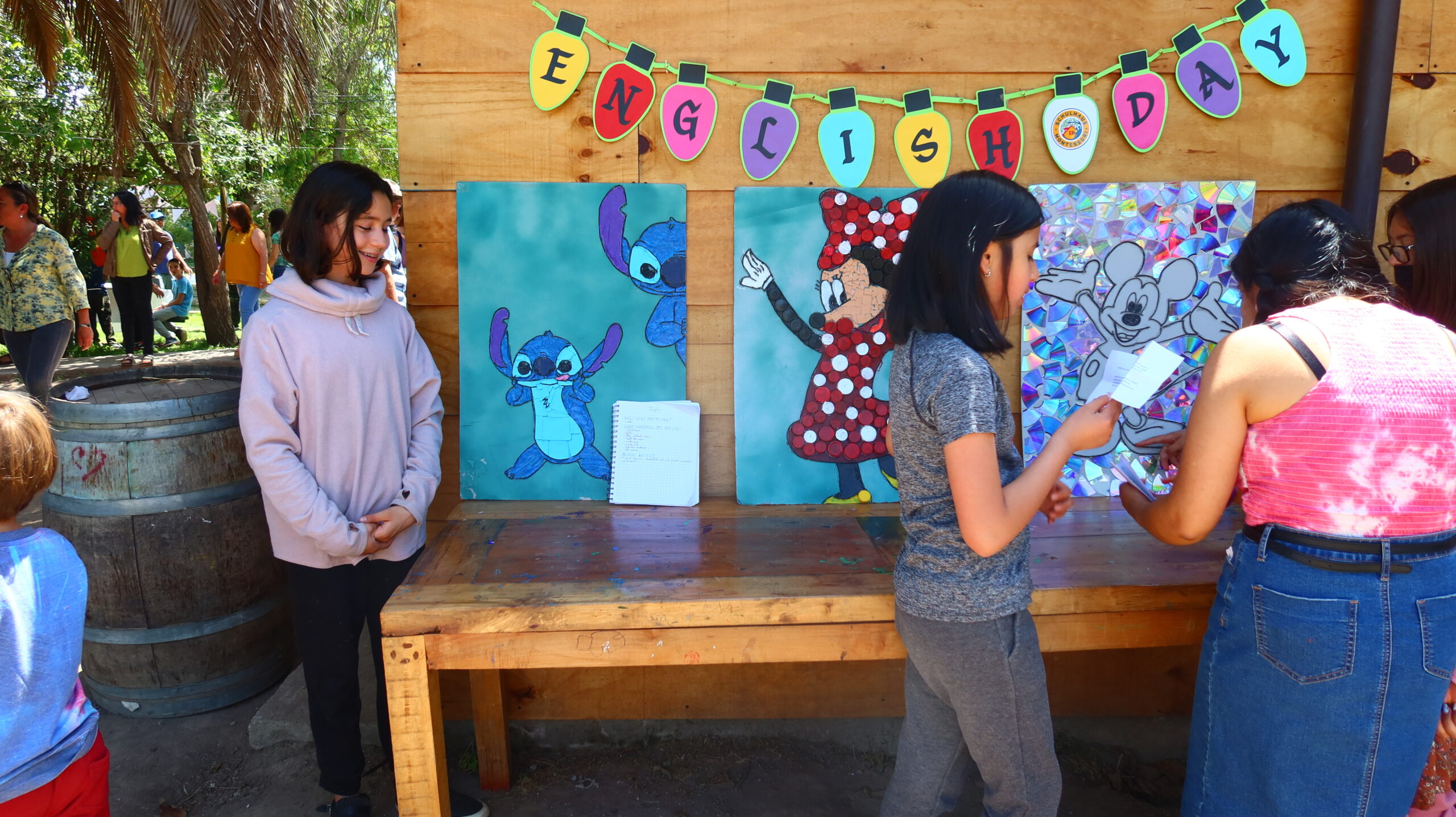Estudiantes de Schulhaus presentando trabajos artísticos