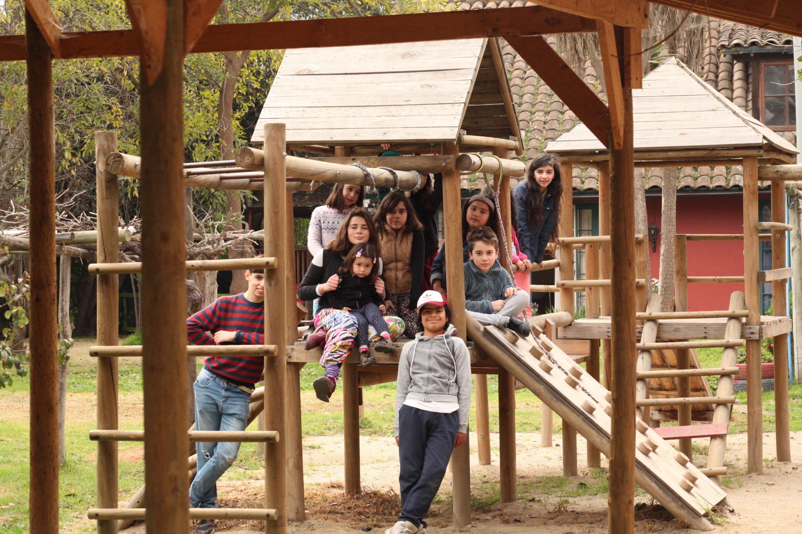Estudiantes en un espacio de juegos del campus Schulhaus