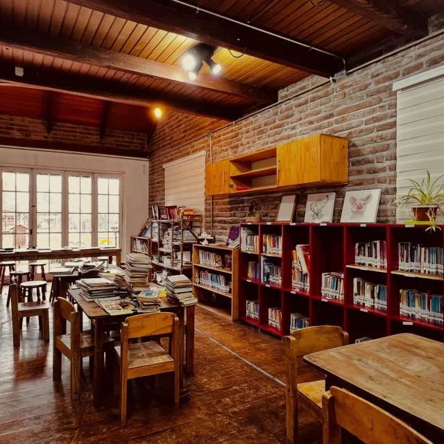 Espacio de la biblioteca escolar durante su etapa de habilitación